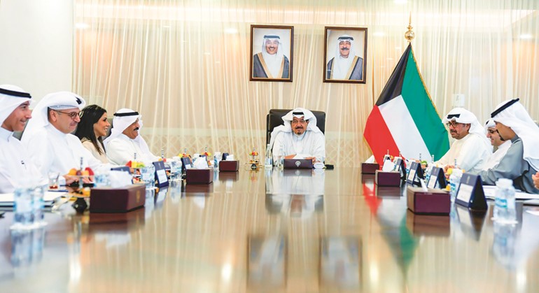 سمو الشيخ أحمد العبدالله رئيس مجلس الوزراء مترئسا الاجتماع بحضور رئيس ديوان رئيس مجلس الوزراء عبدالعزيز الدخيل ووزير الدفاع الشيخ عبدالله العلي ووزيرة الأشغال العامة د.نورة المشعان ووزير الكهرباء والماء والطاقة المتجددة ووزير المالية ووزير الدولة للشؤون الاقتصادية والاستثمار بالوكالة د.صبيح المخيزيم ومدير عام هيئة تشجيع الاستثمار المباشر الشيخ د.مشعل جابر الأحمد 
ورئيس إدارة الفتوى والتشريع المستشار صلاح الماجد ووزير الدولة لشؤون البلدية ووزير الدولة لشؤون الإسكان عبداللطيف المشاري