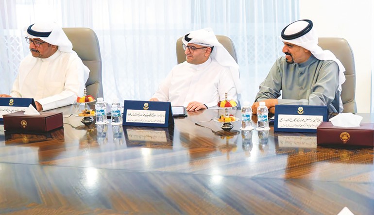 وزير الدفاع الشيخ عبدالله العلي ووزير الدولة لشؤون البلدية ووزير الدولة لشؤون الإسكان عبداللطيف المشاري ومدير عام هيئة تشجيع الاستثمار المباشر الشيخ د.مشعل جابر الأحمد