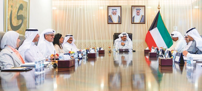 سمو الشيخ أحمد العبدالله رئيس مجلس الوزراء مترئسا الاجتماع بحضور رئيس ديوان رئيس مجلس الوزراء عبدالعزيز الدخيل ووزير الدفاع 
الشيخ عبدالله العلي ووزيرة الأشغال العامة د.نورة المشعان ووزير الدولة لشؤون البلدية ووزير الكهرباء والماء والطاقة المتجددة ووزير المالية ووزير الدولة للشؤون الاقتصادية والاستثمار بالوكالة د.صبيح المخيزيم ووزير الدولة لشؤون الإسكان عبداللطيف المشاري ومدير عام هيئة تشجيع الاستثمار المباشر الشيخ د.مشعل جابر الأحمد ورئيس إدارة الفتوى والتشريع المستشار صلاح الماجد وأنوار الداهش