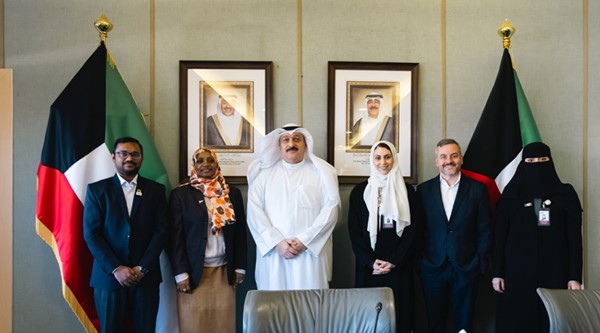  وزير الصحة د.أحمد العوضي مستقبلاً وفدا دوليا وخليجيا لتعزيز برامج الفحص المبكر للسرطان وتطوير السجل الوطني