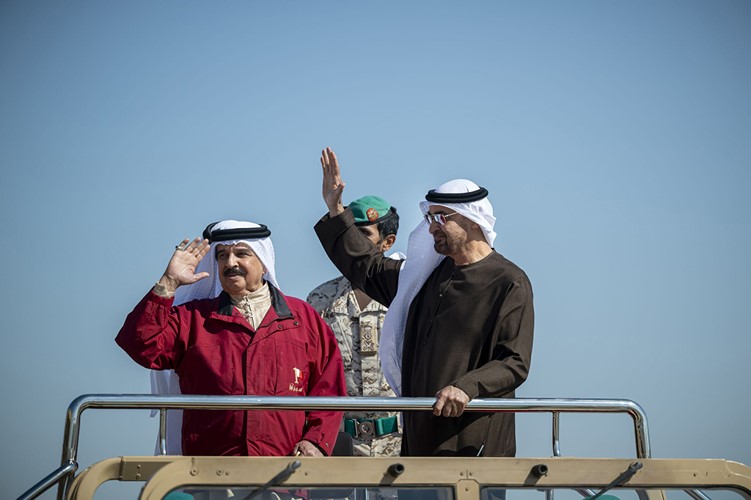 صاحب السمو الشيخ محمد بن زايد آل نهيان رئيس دولة الإمارات العربية المتحدة وجلالة الملك حمد بن عيسى آل خليفة ملك مملكة البحرين يحيون المشاركين في التدريب العسكري (وام)