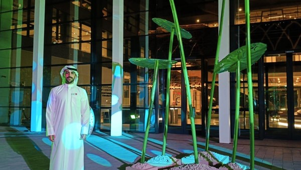   الفنان الكويتي خلال استعراض العمل التركيبي «دائرة النور» المشارك في مهرجان الشارقة للفنون الإسلامية 