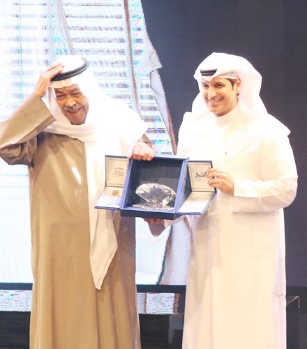 الوزير عبدالرحمن المطيري مكرما شخصية المهرجان الفنان القدير سعد الفرج