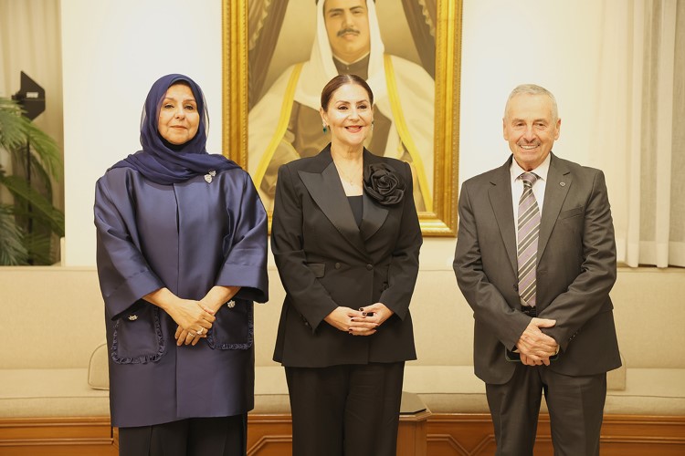 الشيخة أفراح مبارك الصباح وشقيقتها الشيخة باسمة مبارك الصباح مع الكاتب حمزة عليان
