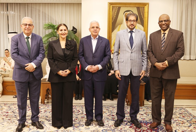 الشيخة أفراح مبارك الصباح متوسطة سفراء السودان عوض الكريم الريح بله وليبيا سليمان الساحلي وفلسطين رامي طهبوب والمغرب علي ابن عيسى خلال الحفل
