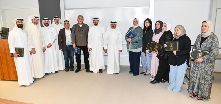 مدير عام الإدارة العامة للإذاعة في وزارة الإعلام د.يوسف السريع مع الطلبة المتميزين المكرمين