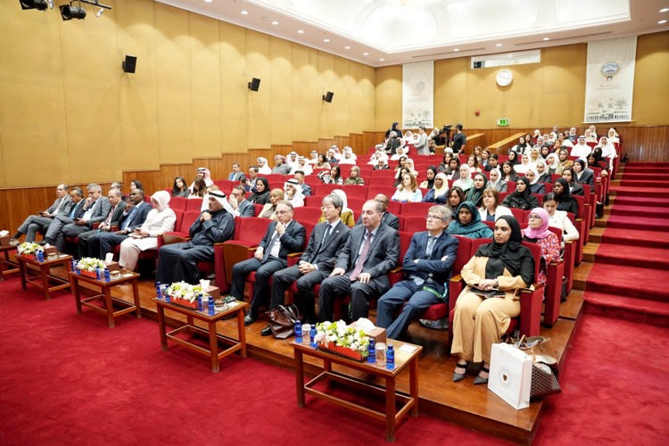 جانب من المحاضرة التي نظمها معهد سعود الناصر الصباح الديبلوماسي الكويتي التابع لوزارة الخارجية بعنوان المرأة الديبلوماسية حضور وكفاءة وتأثير