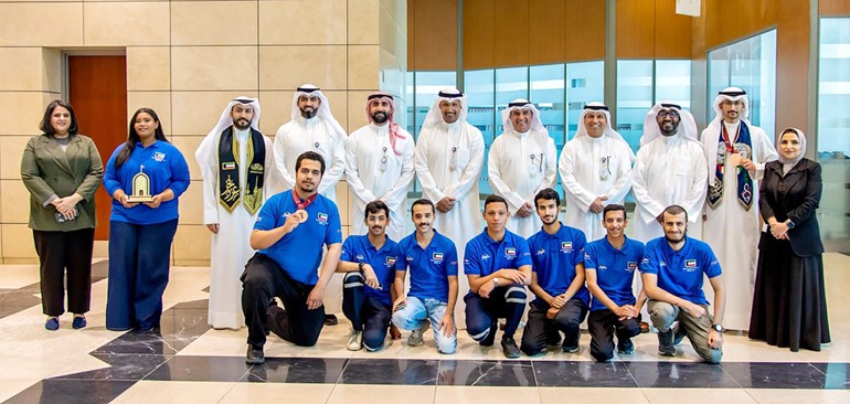 مدير عام الهيئة العامة للتعليم التطبيقي والتدريب د.حسن الفجام مستقبلا الوفد المشارك في المسابقات الخليجية في قطر