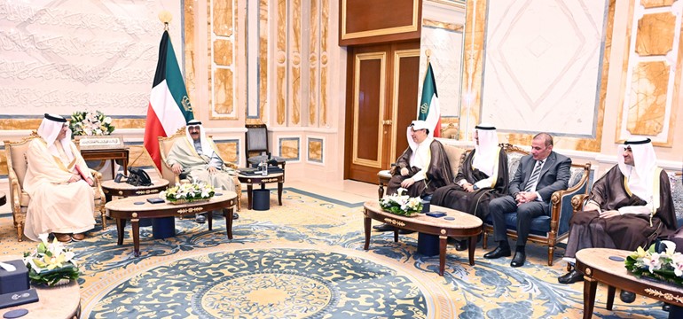 صاحب السمو الأمير الشيخ مشعل الأحمد خلال استقباله سفير البحرين صلاح المالكي بحضور وزير شؤون الديوان الأميري الشيخ حمد جابر العلي ومدير مكتب صاحب السمو الأمير الفريق متقاعد جمال الذياب ووكيل الشؤون الخارجية
بالديوان الأميري مازن العيسى ووكيل الديوان الأميري الشيخ عبدالعزيز مشعل المبارك