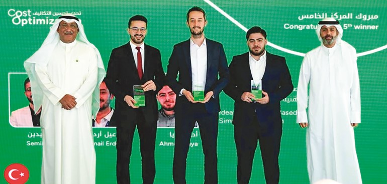 خالد الشملان وهيثم التركيت يكرمان فريقا فائزا ضمن المسابقة