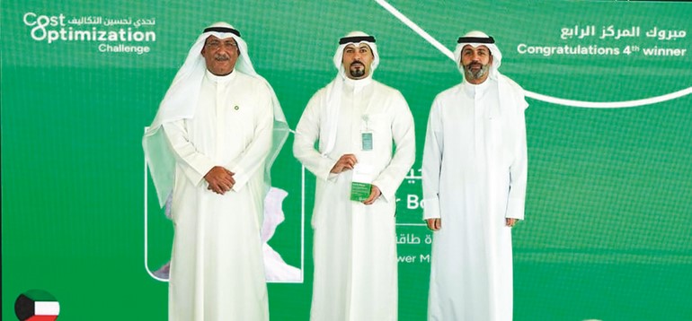 خالد الشملان وهيثم التركيت يكرمان أحد الفائزين