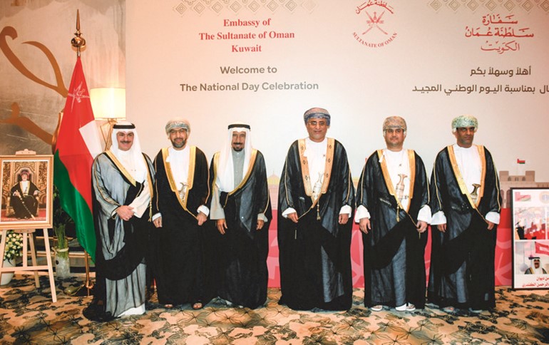 الشيخ علي الجابر مهنئا السفير العماني د. صالح الخروصي ونائب السفير العماني شهاب بن سالم الرواس