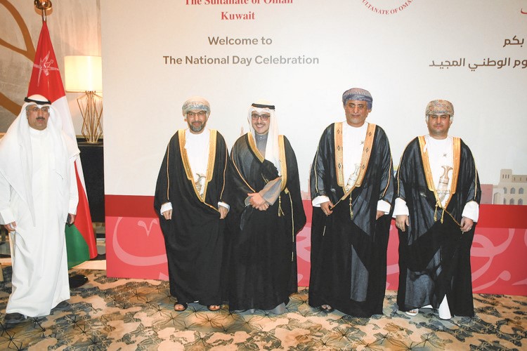 الشيخ د.أحمد الناصر مقدما التهاني