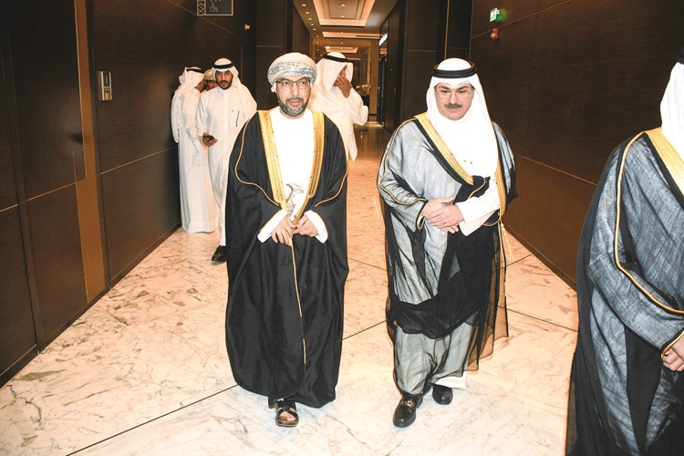 الشيخ خالد العبدالله لدى وصوله إلى الحفل وفي استقباله السفير العماني