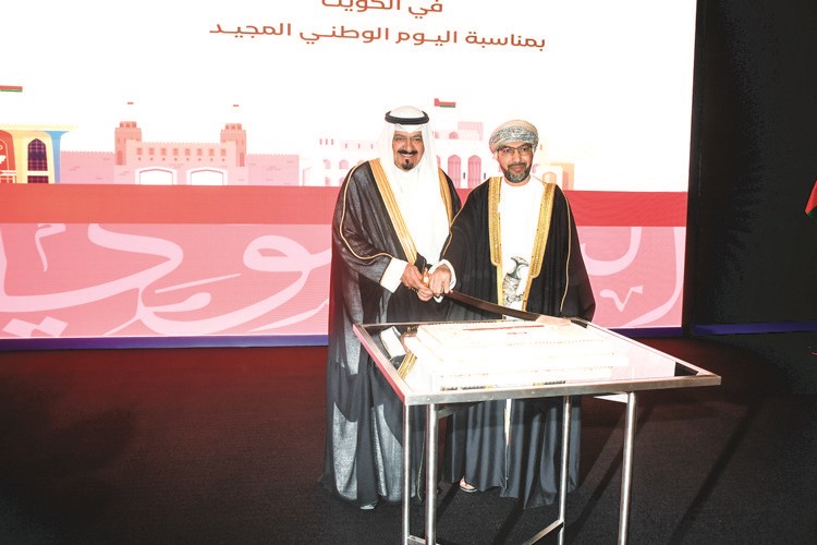 سمو الشيخ أحمد العبدالله رئيس الوزراء يشارك السفير العماني د.صالح الخروصي قطع كعكة الاحتفال(أحمد علي)
