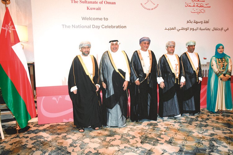 وزير الديوان الأميري الشيخ حمد جابر العلي مقدما التهاني إلى السفير د.صالح الخروصي