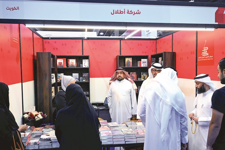جانب من توقيع كتاب زقاق في حديقة للكاتب إبراهيم الهندال في معرض الكتاب