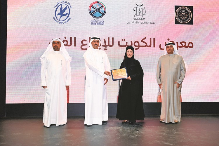 محافظ الأحمدي الشيخ حمود الجابر خلال تكريم الفنانة التشكيلية م.في القحطاني