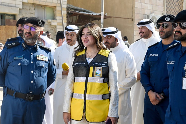 مدير عام البلدية بالتكليف م.منال العصفور ورئيس قوة الإطفاء العام اللواء طلال الرومي في الموقع