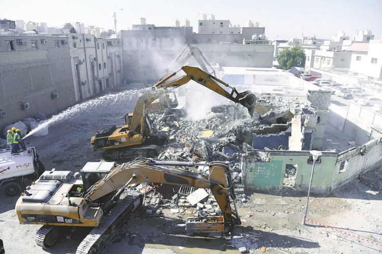جانب من عملية هدم العقارات الآيلة للسقوط في الجليب