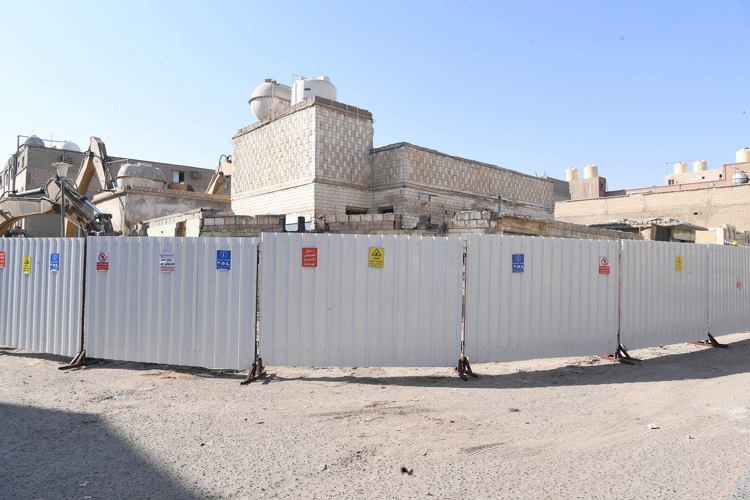 جانب من عملية تسوير العقارات الآيلة للسقوط في الجليب