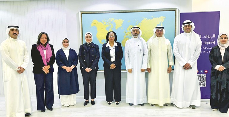 الوزير المفوض أنس الشاهين رئيس اللجنة الثلاثية لتسيير أعمال الديوان الوطني لحقوق الإنسان وممثل الأمين العام للأمم المتحدة في الكويت غادة الطاهر وعدد من حضور الاجتماع التنسيقي