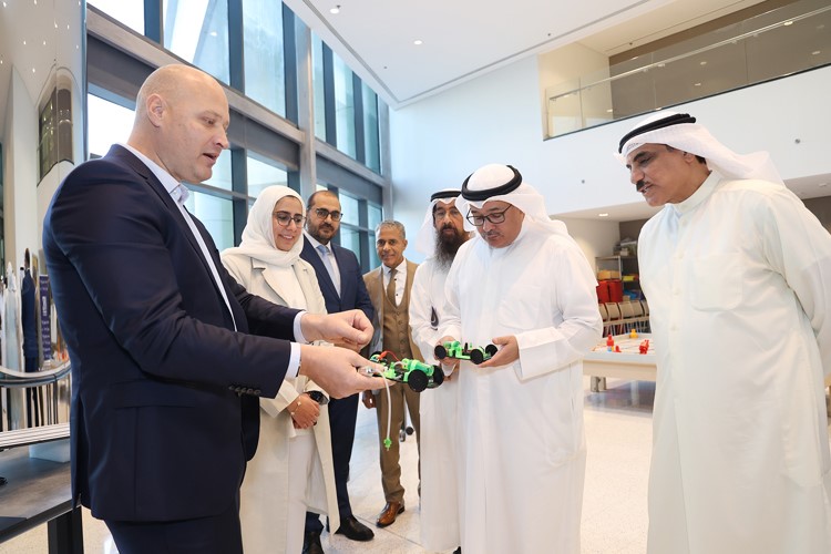 شرح لأحد نماذج السيارات الكهربائية العاملة بخلايا وقود الهيدروجين المصممة من قبل الطلبة