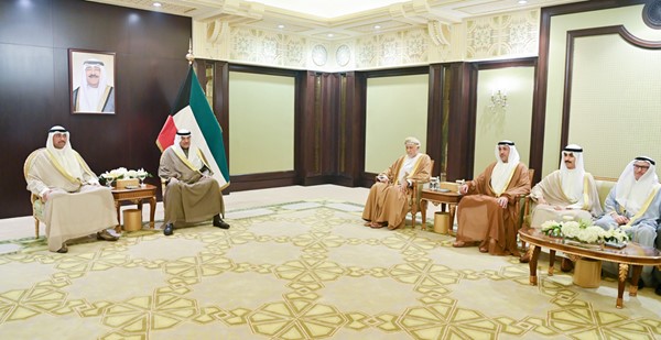 سمو ولي العهد الشيخ صباح الخالد مستقبلا وزير الدفاع الشيخ عبدالله العلي ونائب رئيس الوزراء لشؤون الدفاع في سلطنة عمان صاحب السمو السيد شهاب بن طارق بن تيمور آل سعيد ووزير الدولة لشؤون الدفاع في دولة الإمارات العربية المتحدة الشقيقة محمد بن مبارك بن فاضل المزروعي بحضور رئيس ديوان سمو ولي العهد الشيخ ثامر الجابر والسفير منصور العتيبي