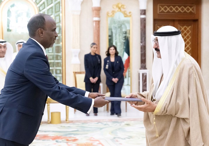 صاحب السمو الأمير الشيخ مشعل الأحمد أثناء تسلمه أوراق اعتماد السفير الجيبوتي عيسى خيري روبله