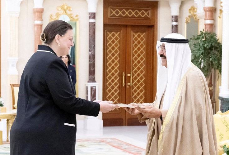 صاحب السمو الأمير الشيخ مشعل الأحمد خلال تسلمه أوراق اعتماد سفيرة كندا تارا شيرواتر