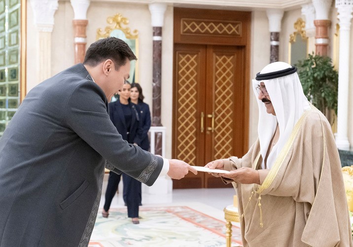 صاحب السمو الأمير الشيخ مشعل الأحمد خلال تسلمه أوراق اعتماد سفير كازاخستان يرجان ايليكييف