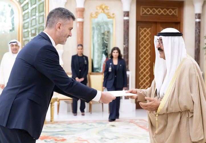 صاحب السمو الأمير الشيخ مشعل الأحمد أثناء تسلمه أوراق اعتماد سفير الأرجنتين راميرو هيرنان فيوسو