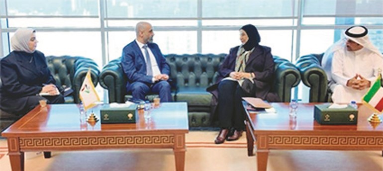 مدير عام الهيئة العامة للقوى العاملة بالتكليف م.رباب العصيمي خلال لقائها رئيس بعثة الأمم المتحدة للهجرة مازن أبوالحسن والوفد المرافق