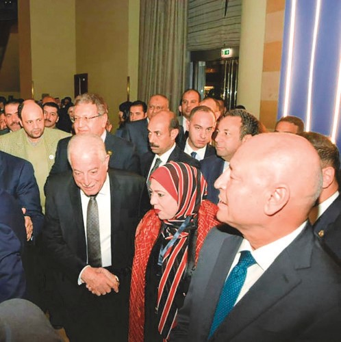 د. إبراهيم صابر واللواء د. خالد فودة خلال الجولة في الشركات المشاركة