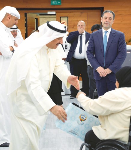 وزير الصحة د.أحمد العوضي يكرم إحدى موظفات البنك
من ذوي الهمم