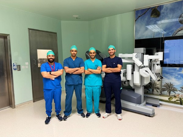 الكويت تسجل إنجازاً طبياً متقدماً: استئصال الغدة الدرقية بالروبوت عبر الفم دون جروح ظاهرية في مستشفى جابر
