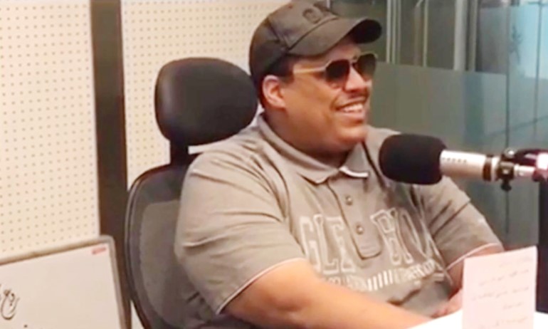 الإعلامي عبدالوهاب العميري أثناء تقديم حلقات برنامجه