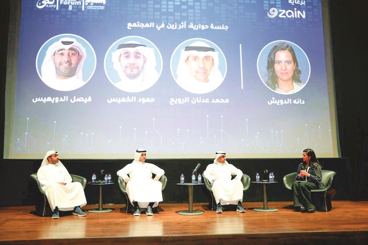 جانب من الجلسة النقاشية حول أثر زين والتكنولوجيا في المجتمع