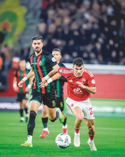 أحمد سيد زيزو يمر من دفاعات الجيش الملكي