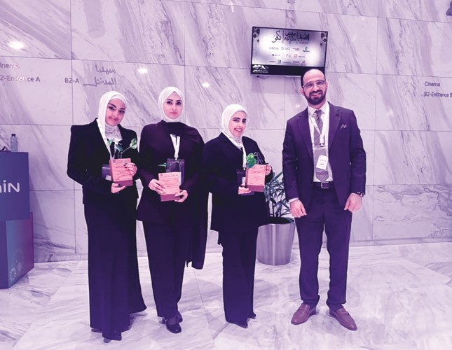 الطالبات الفائزات الجوهرة العجمي وهدى نائل وموضي المطيري