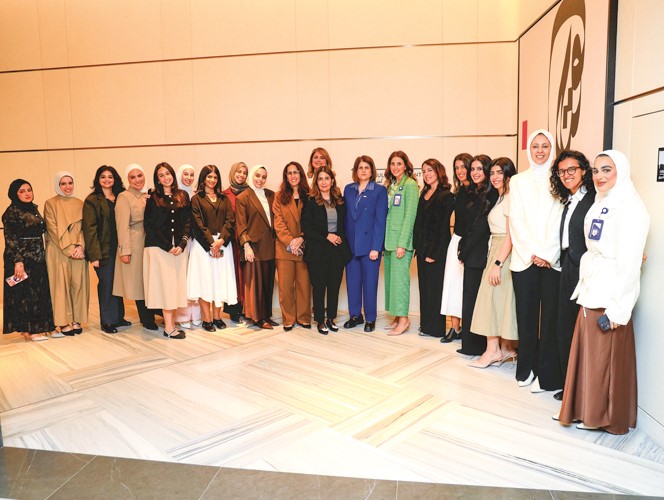 منال المطر وسمية الجاسم وفريقا عمل الوطني وكرييتف كونفيدنس مع مديرات المدارس