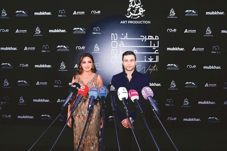 أنغام وعبدالعزيز الزيدي خلال المؤتمر الصحافي قبل الحفل