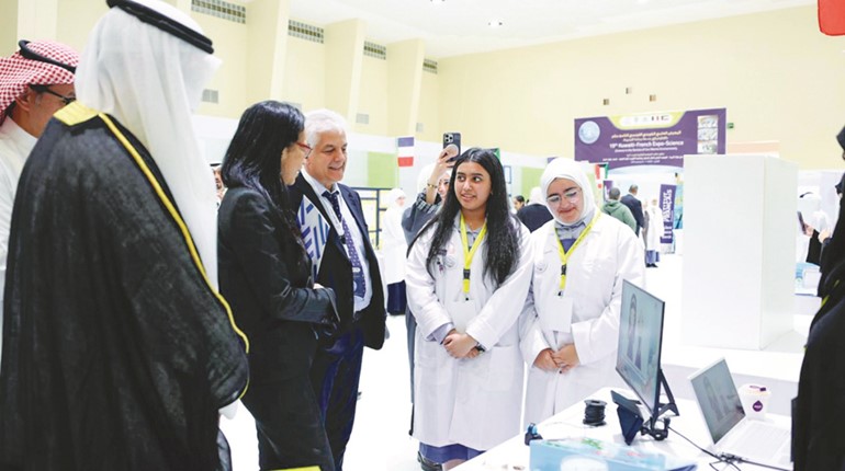 جانب من فعاليات المعرض العلمي الكويتي الفرنسي التاسع عشر لطلبة المرحلة المتوسطة