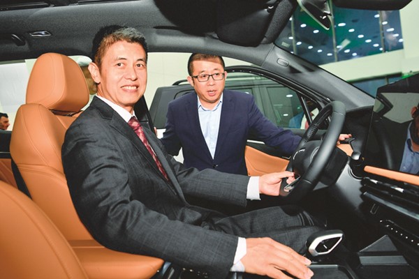  محمد صالح ورضا يوسف بهبهاني تطلق Riddara RD6 PHEV الجديدة كليا