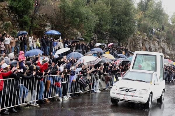 بابا الفاتيكان يختتم زيارة لبنان اليوم: للعالم نطلب السلام