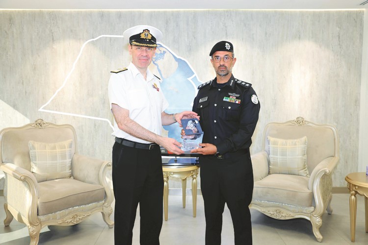 قائد العنصر البحري البريطاني العميد بحري بن ألدوس وممثل المدير العام لخفر السواحل ومساعد المدير العام للعمليات البحرية العقيد بحري خالد سالم بوربيع