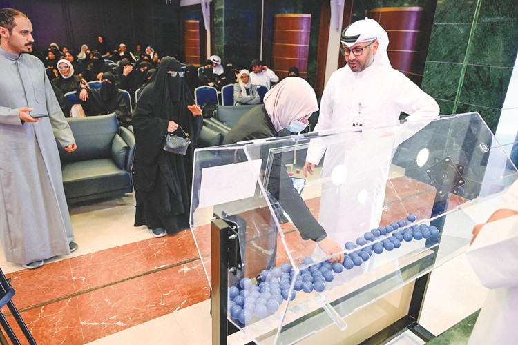 جانب من إجراء قرعة إسكان المرأة		(ريليش كومار)