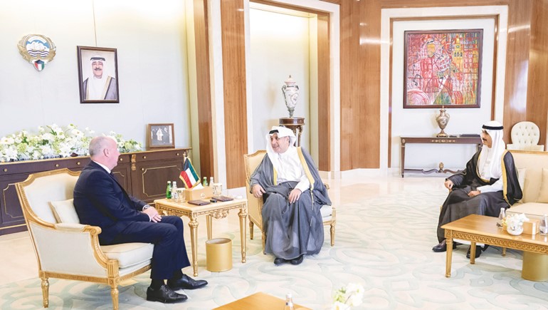 وزير شؤون الديوان الأميري الشيخ حمد جابر العلي ورئيس ديوان سمو ولي العهد الشيخ ثامر الجابر خلال استقبال سفير هنغاريا لدى الكويت اندراش سابو