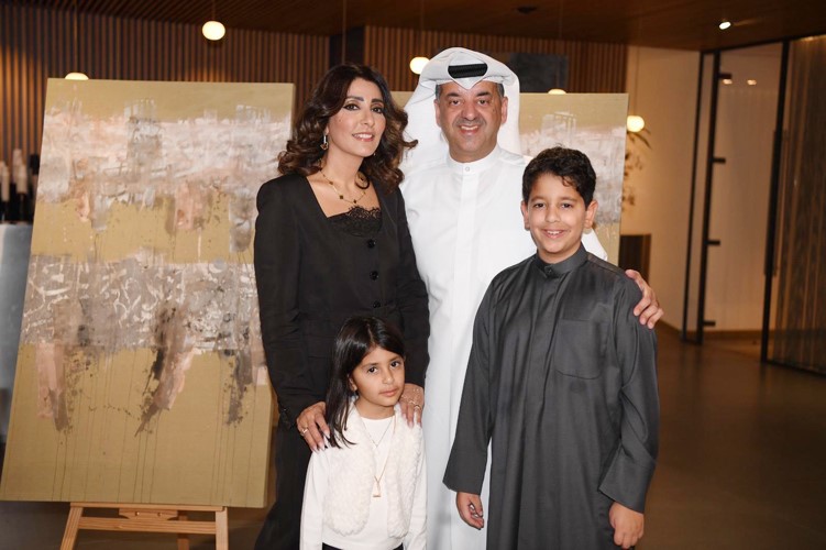 الفنانة التشكيلية شيماء أشكناني وزوجها الرئيس التنفيذي للعلاقات والشؤون المؤسسية في زين الكويت وليد الخشتي وأولادهما