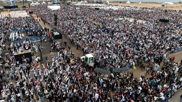 بابا الڤاتيكان ليو الرابع عشر  يمر بسيارته أمام حشود من المواطنين في الواجهة البحرية لبيروت  (محمود الطويل)